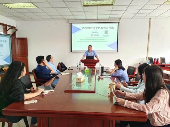 会议室里的人们 AI 生成的内容可能不正确。