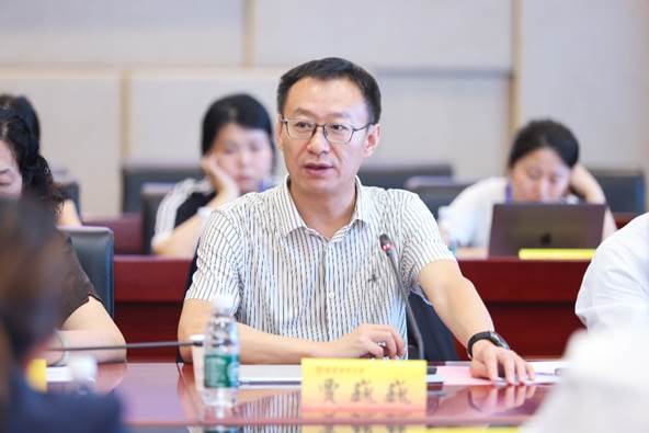 男人和女人在桌子边 AI 生成的内容可能不正确。