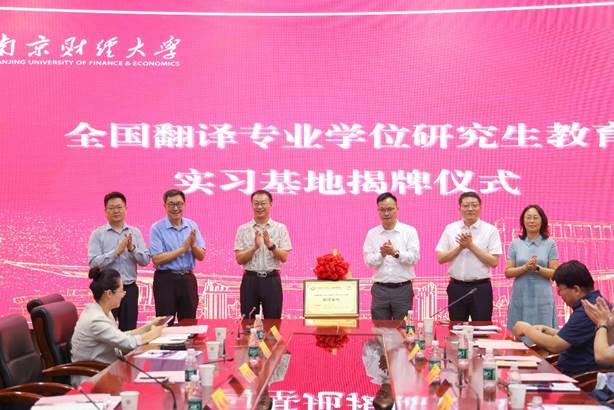 一群人在台上表演的人倒一边的照片 AI 生成的内容可能不正确。